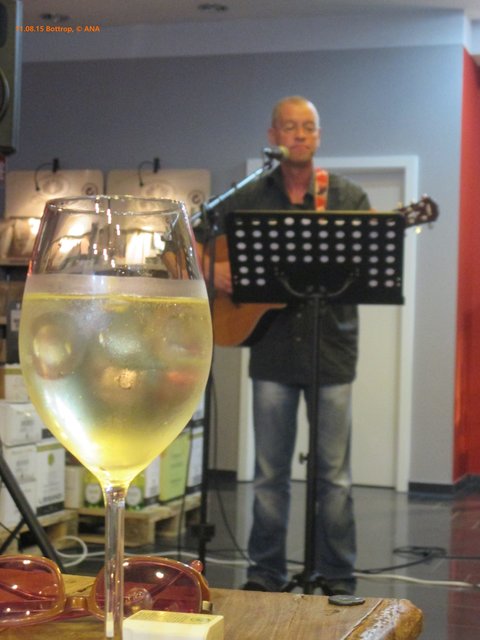 Thorsten Siltmann beginnt seinen MEY-Liederabend ....