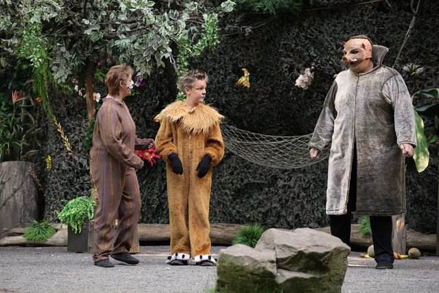 Jan als Löwenkönig mit seinen Freunden Timon und Pumba.