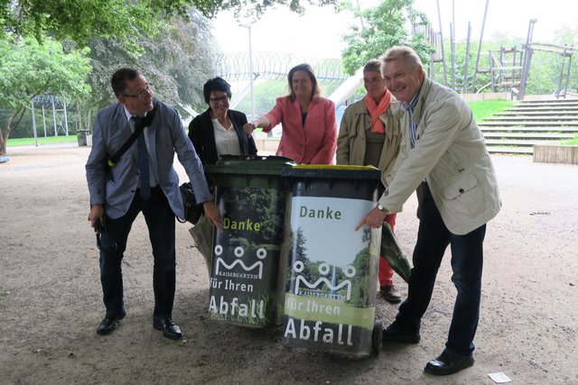 Neue Hussen für Mülltonnen im Kaisergarten stellen vor (v.li.): Markus Werntgen-Orman (Bereichsleiter Umweltschutz), Maria Guthoff (WBO-Geschäftsführerin), Sabine Lauxen (Umweltdezernentin), Annette Perrey (Leiterin Tiergehege), Manfred Flore (SPD)