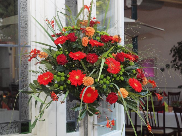 Eleganter Blumenschuck gehörte natürlich zur Feier.