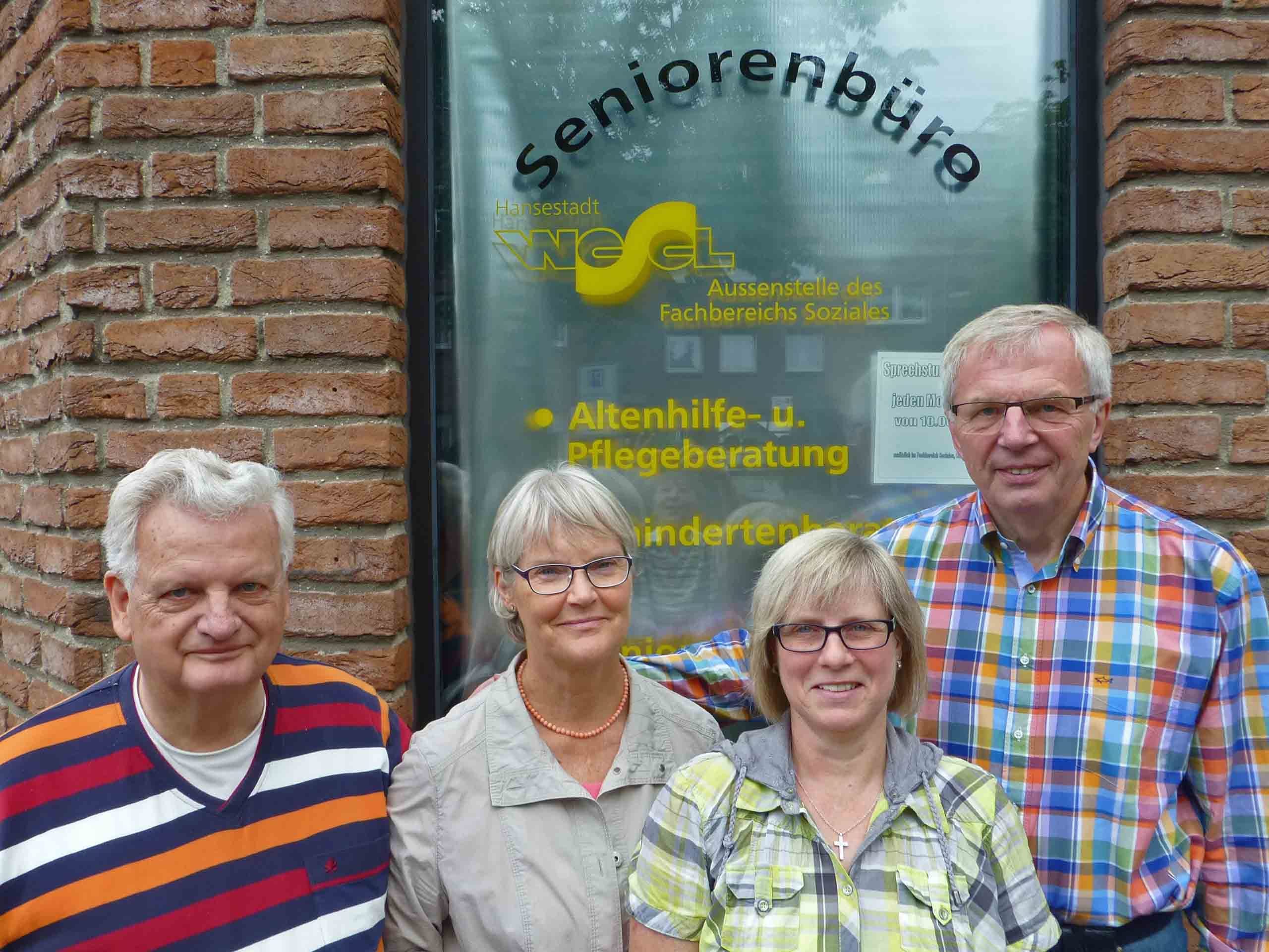 v.l.n.r.: Wilhelm Dreßen, Leiter des Internetcafés, Gertrud Liman, 1. Vorsitzende Seniorenbeirat Wesel, Cornelia Haß, Koordinatorin bei "beieinander", Alfred Kehl, Rotary Club Wesel-Dinslaken,