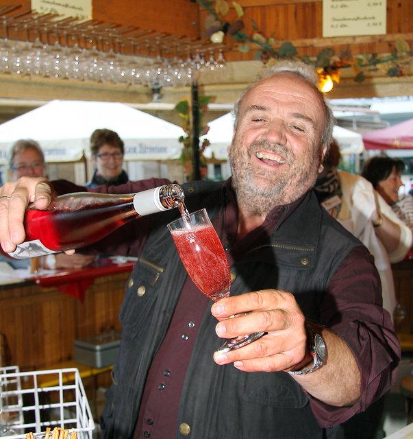 „Wer nicht liebt Wein, Weib, Gesang, der bleibt ein Narr sein Leben lang“, wusste vermutlich bereits Martin Luther. Auch Herne liebt den Wein, so dass Winzermeister Oswald Hochthurn aus Bingen gerne einschenkt. Noch heute und Morgen läuft der Winzermarkt. Ab Mittwoch, 9. September, hält dann bayerischer Flair Einzug, wenn das Herner Oktoberfest startet und es heißt: „O‘zapft is!“ Foto: Thiele