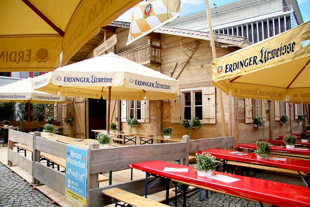 Noch ist die Holzhütte ein Blickfang auf dem Winzermarkt. Ab Mittwoch geht es beim Oktoberfest zünftig zu. Foto: Thiele