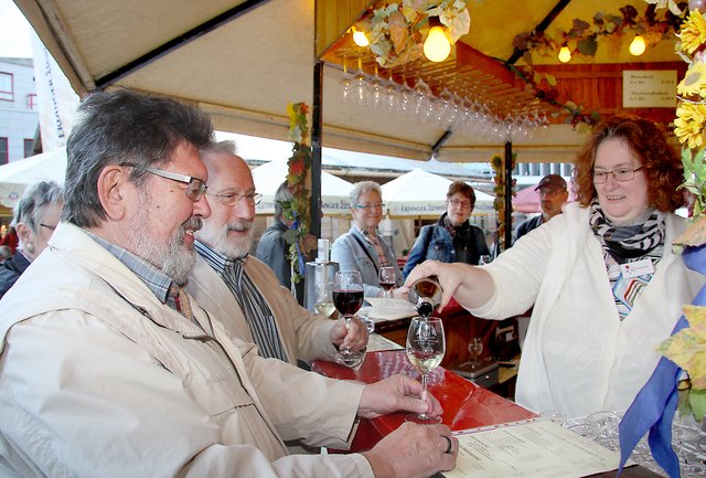 Edle Tropfen auf dem Winzermarkt. Foto: Thiele