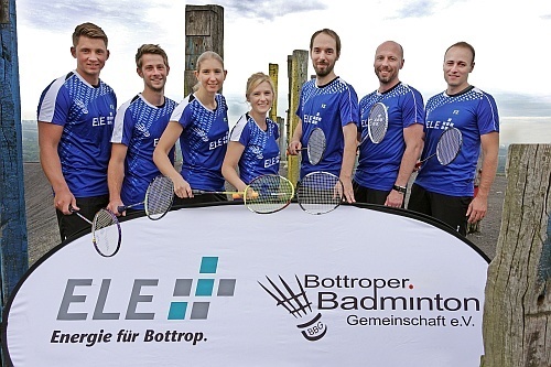 Die BBG brennt auf den Heimauftakt in der Regionalliga (v.l.): Nils Wackertapp, Jonathan Rathke, Katrin Sollfrank, Stefanie Halfar, Andreas Lindner, Mathias Hillbrandt und Spielertrainer Matthias Kuchenbecker auf der Halde Haniel. Foto: BBG/Dahlhoff