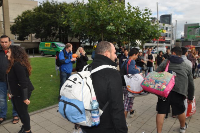 "Willkommen" wurden die Flüchtlinge am Bahnhof begrüßt, bevor es weiter ging.
