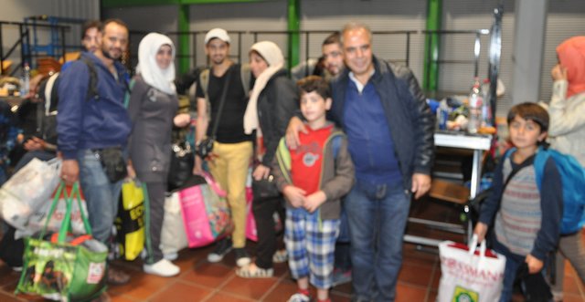 Nachdem die Familie, die aus Syrien bereits einen langen Fluchtweg hinter sich hatte, im Keuning-Haus versorgt wurde, ging es weiter per Bus.