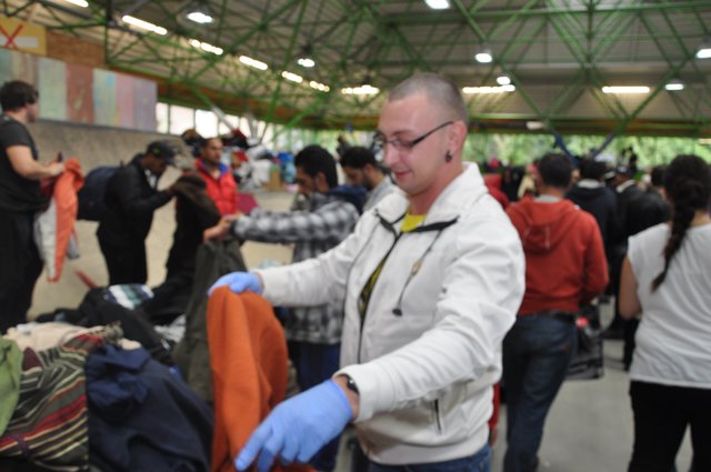 Einer der vielen Helfer, die spontan zum Keuning-Haus gekommen sind, um die Flüchtlinge zu versorgen, ist der Dortmunder Christian Pruski.