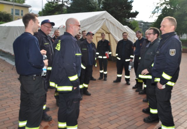 Wenn es im Keuning-Haus zu voll wurde, standen Zelte bereit. Feuerwehr, Helfer, Sanitäter, DRK und viele andere arbeiteten Hand in Hand.
