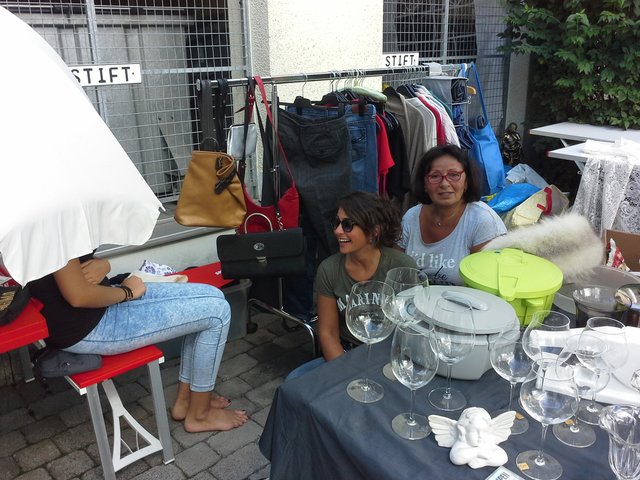 Schüchterne Trödelverkäuferin unter Schutzschirm! Na schön, dann nicht. ....