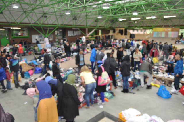 Für die Ankunft der Flüchtlingen verwandelte sich die Skatehalle am Sonntag in eine Kleiderkammer.