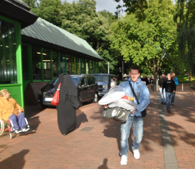 Viele Dortmunder hatten auf facebook den Aufruf gelesen und brachten Spenden zum Keuning-Haus.