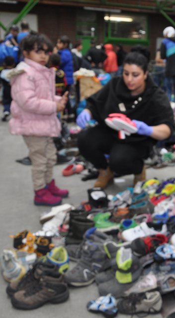 Schnell, bevor es weiter ging bekamen die Flüchtlinge warme Kleidung, die gespendet worden war.