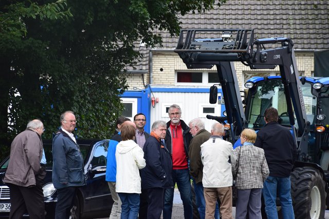 Eduard Strych, Sportwart des TVB erläutert die Planung zum Sportplatz