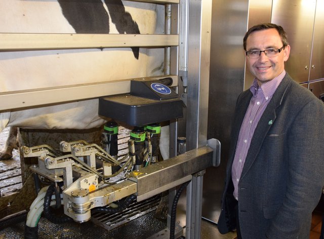 Michael Helmich an der Melkmaschine