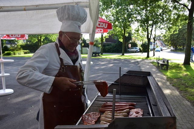 Siegfried Rönnebeck - ein begnadeter Griller - in seinem Element.