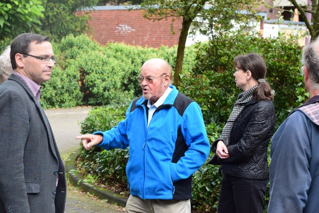 Willy Pillekamp erklärt historisches zum Gottfried-Hesselmann-Platz