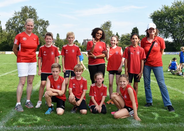 Die Mannschaft mit Betreuerin Angelika Frach (links).
