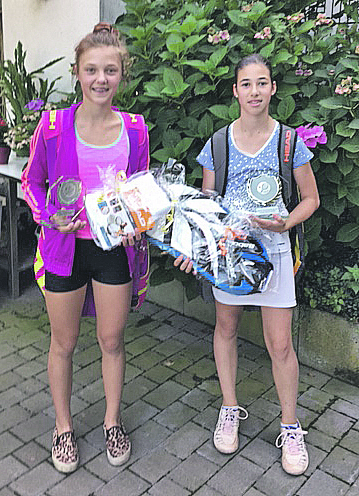 Finalistinnen Mädchen U14: Turniersiegerin Annemarie Lazar (rechts) und Anastasia Gerter.