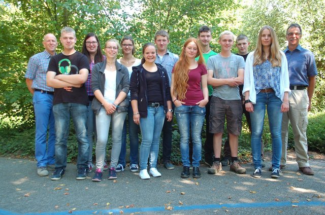 Michael Berntsen (Ausbilder); Daniel Koppers, Kalkar-Kehrum; Yvonne Meyer, Rees-Isselburg; Linda Heidenreich, Grebin; Daniela Driehsen, Tönisvorst;  Anna Wiemann, Balve; Johannes Raves, Issum-Sevelen; Lena Dames, Alpen; Marcel Dominick, Kranenburg; Christian Schrammen, Viersen; Jan Siepmann, Bad Berleburg; Ina Antoczewski, Alpen; Detlef Pappelbaum (Ausbilder). Es fehlen Clara Rosen, Emmerich am Rhein und Christian Post, Ostercappeln. | Foto: Haus Riswick