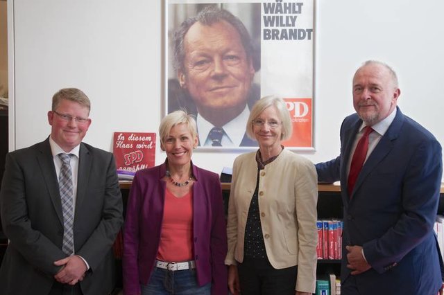 Tauschten sich in Berlin über Themen der Gesundheitspolitik aus (v.ln.r.): Prof. Dr. Thomas Evers (hsg-Vize-Präsident Studium & Lehre), Bettina Müller (MdB, Mitglied im Ausschuss für Gesundheit im Bundestag), hsg-Präsidentin Prof. Dr. Anne Friedrichs und Axel Schäfer (MdB, stellvertretender Vorsitzender der SPD-Bundestagsfraktion und Vorsitzender der NRW-Landesgruppe). Foto: Büro Axel Schäfer, MdB.