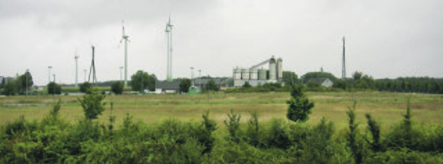 Ein Platz für Flüchtlinge? Auf dem Gelände der ehemaligen Zeche Graf Schwerin zwischen Landmarke an der Dortmunder Straße und dem Sportplatz von Blau-Gelb Schwerin (links im Hintergrund) am Grafweg könnte eine Notunterkunft aus Leichtbauhallen entstehen. Die zuständige Bezirksregierung und die Ruhrkohle AG prüfen das Areal auf seine Tauglichkeit. | Foto: Thiele