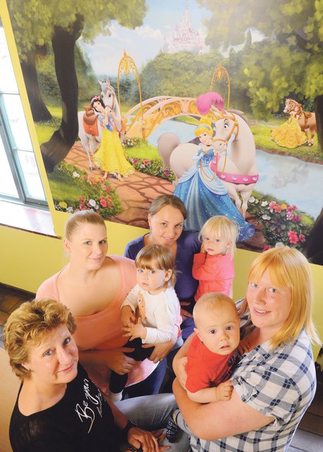 Viele detailreiche Bilder schmücken seit kurzem den Flur des Hildener Kinderschutzbundes.