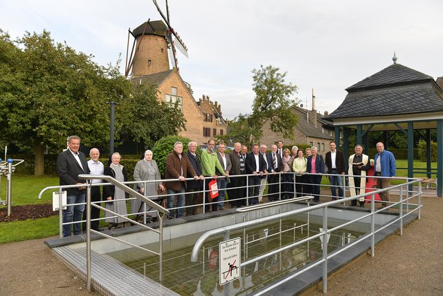 Pastor Alois van Doornick segnete im Beisein von Mitarbeitern und Förderern den neuen Sinnes- und Bewegungsgarten am St. Nikolaus-Hospital in Kalkar.