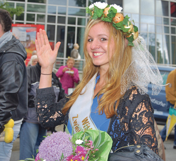 Witten hat eine neue Zwiebelkönigin: Lilly Görnemann konnte sich am vergangenen Sonntag gegen ihre beiden Mitbewerberinnen Susanne Scharmatinat und Zoya Meyer durchsetzen.