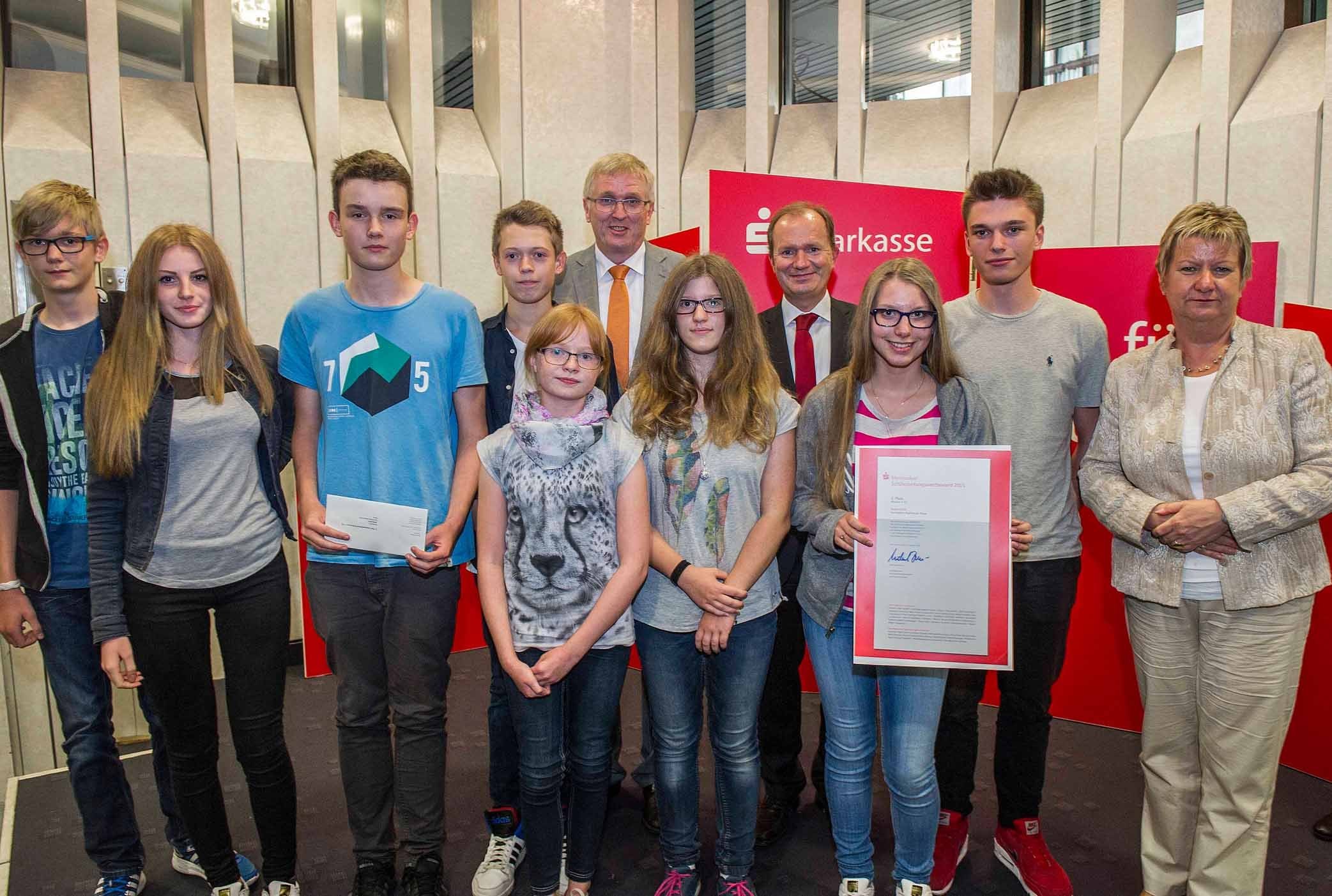 Siegerehrung der erfolgreichen Jungredakteure durch Schulministerin Sylvia Löhrmann (rechts), RSGV-Präsident Michael Breuer (hinten rechts) und NRZ-Redakteur Peter Toussaint (hinten links)