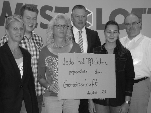 WestLotto-Geschäftsführer Andreas Kötter (Vierter von links) mit seinen ehrenamtlich engagierten Mitarbeitern.