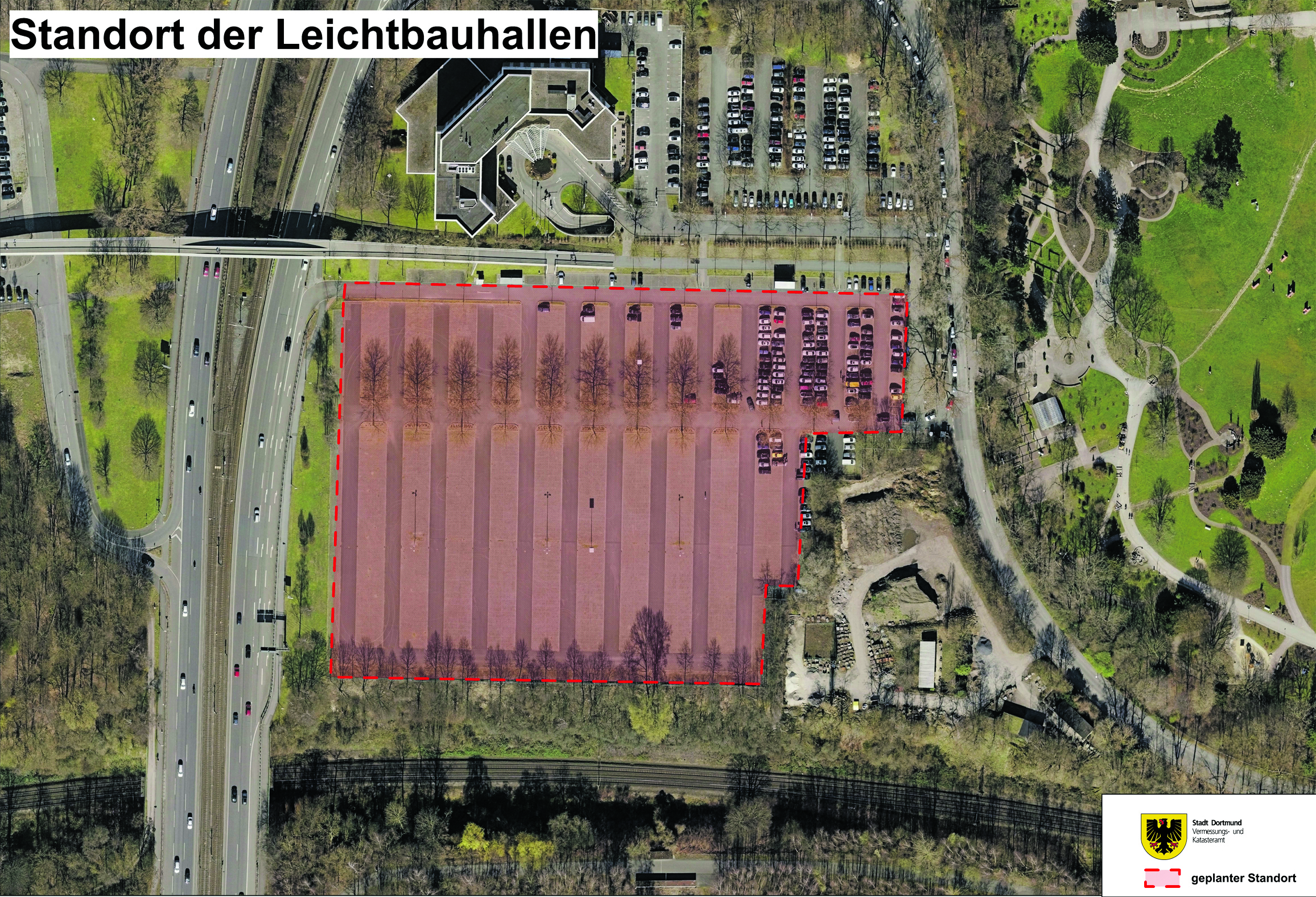 Auf dem Parkplatz an der Buschmühle will die Stadt ab Oktober in Leichtbauhallen aufnehmen. Innerhalb von 48 Stunden sollen die Ankommenden hier untersucht, erfasst, ihr Asylverfahren gestartet und sie weiter in Unterkünfte in andere Städte gebracht werden.