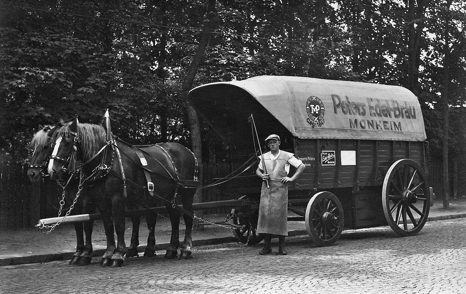 Ein Bild aus früheren Tagen: Mit Pferdewagen wurde das Bier ausgefahren.