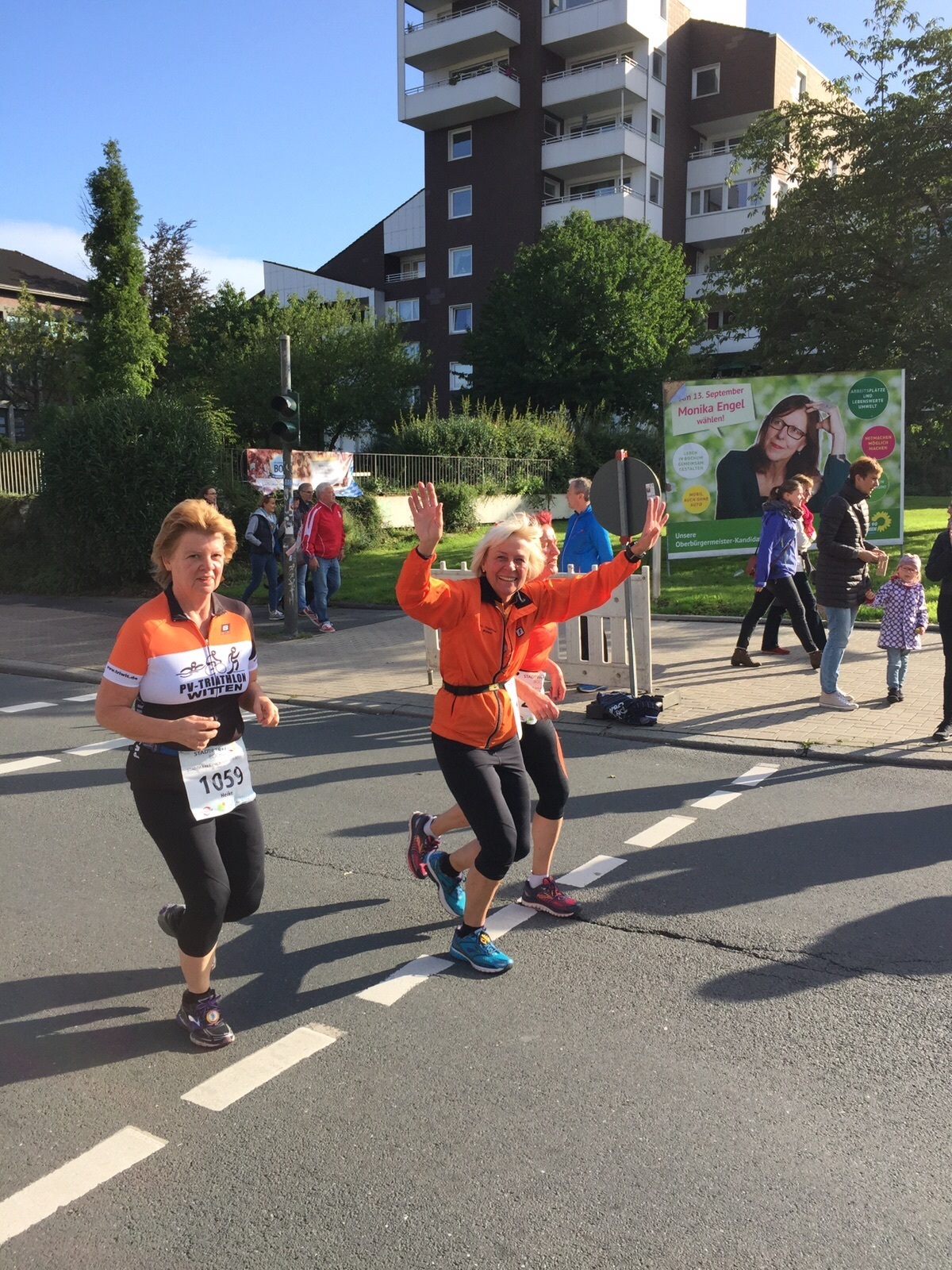 Für Heike Brasse ging der Traum in Erfüllung, nach 21,1 Kilometern piepte auch für sie die Zeitnahme und hielt ihre erste Halbmaratonzeit mit 2:26:24 Stunden bei ihrem gemeinsamen Zieleinlauf mit Mentorin Brigitte Meinshausen fest.