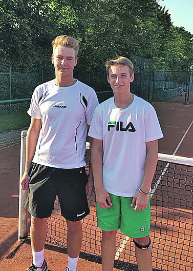 Die Finalisten bei den Jungen U18: Turniersieger Noah Schülke (rechts) und Tom Baumeister.