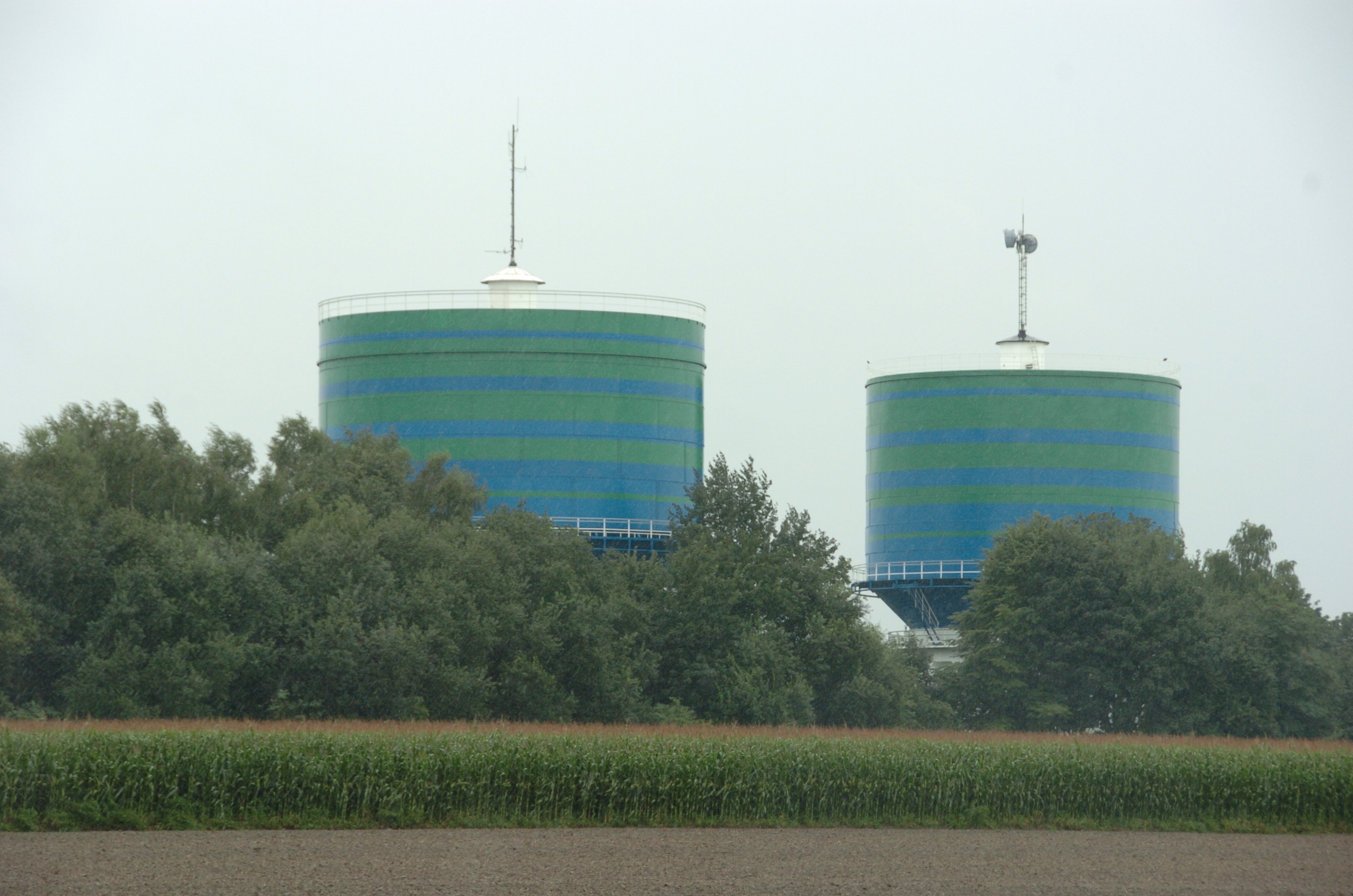 Die 32 und 29 Meter hohen Wassertürme an der Westerholter Straße 316 gehören zu den Wahrzeichen Hertens.