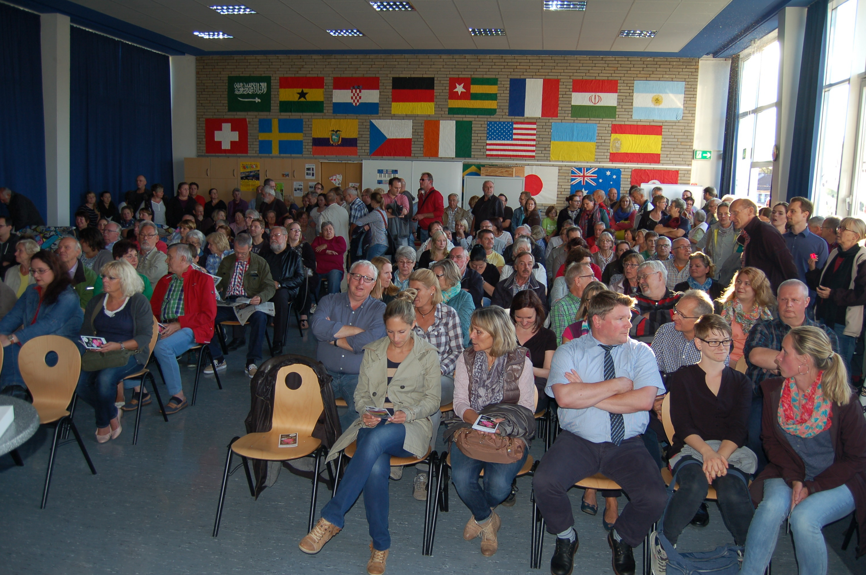 Langsam füllte sich am Mittwoch die Aula der Schule am Hexbachtal: Etwa 250 Dümptener fanden in der Aula Platz.