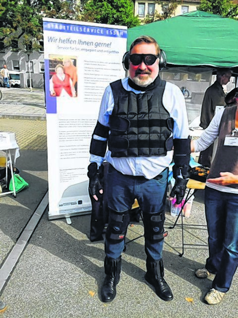 Wer hat sich denn da so unters Volk gemischt? Im Text steht mehr von ihm. Wolfgang hat nämlich einen neuen Freund: GERT. Der Alterssimulationsanzug lässt ihn um Jahrzehnte altern. Flugs trennte er sich schnellstens von GERT. Danach konnte er fast Fliegen...Foto: Privat