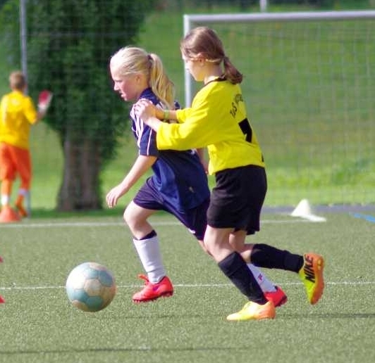 Miranda setzt sich gegen eine Spielerin von Holsterhausen durch