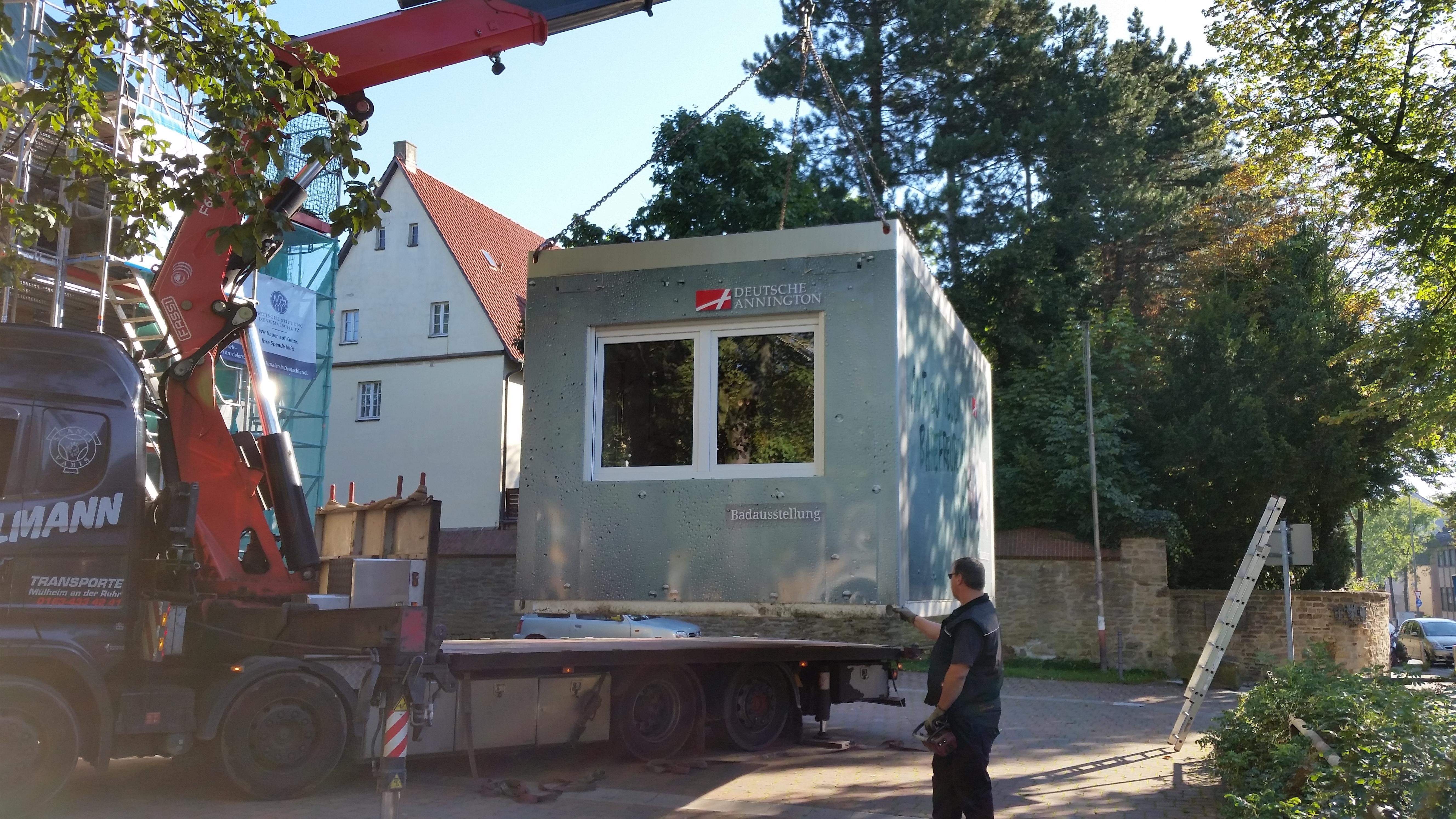Frühmorgens beim Aufbau des Badcontainers mit schwerem Gerät auf dem Ev. Kirchplatz Brackel: Vorbereitung für den Aktionstag weinige Stunden später.