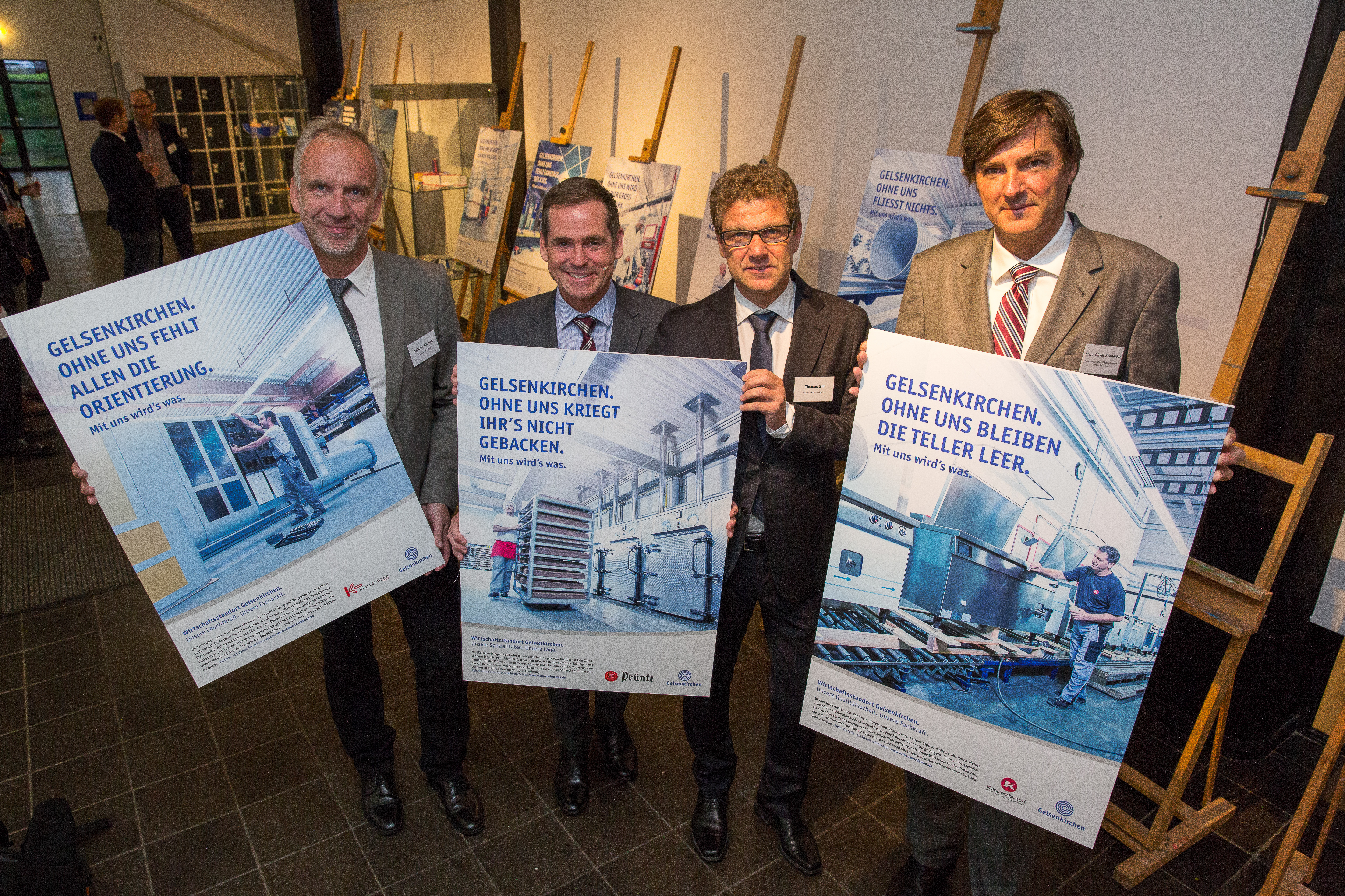 Dr. Christopher Schmitt (2.v.l.) mit Vertretern der Wirtschaft und den Plakaten, die demnächst in den 15 größten deutschen Städten zu sehen sein werden.
Fotos: Gerd Kaemper