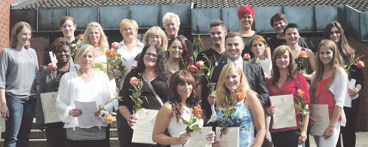 Zu Altenpflegehelfer dürfen sich nennen: 1. R. o. v. li.: Claudia Maase, Josefine Döhm, Maria Pouwels, Irina Steinfeld, Heike Anders, Sylvia Oldenburg, Cindy Ostendorf, 2. R. v. li.: Mildred Anyang, Isolde te Nuenhuis , Aida Knippel, Maik Lindner, Silvana Berisa, Claudia Vogel, Sarah Tolun, 3. R. v. li.: Tanja Brynycz, Tamara Michels, Gloria Braun, Jesica Wellmanns, Andreas Kolmann, Cynthia Oomen.