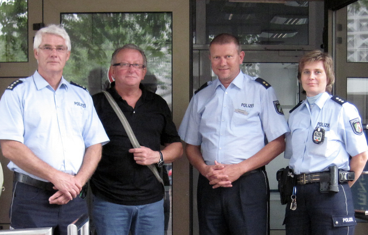 Die Polizei bedankte sich bei Jan Haba für die Hilfe mit einem Ladendieb. Auf dem Foto Reinhard Glowka (v.l.), Jan Haba, Frank Nows und Bianca Weithaas.