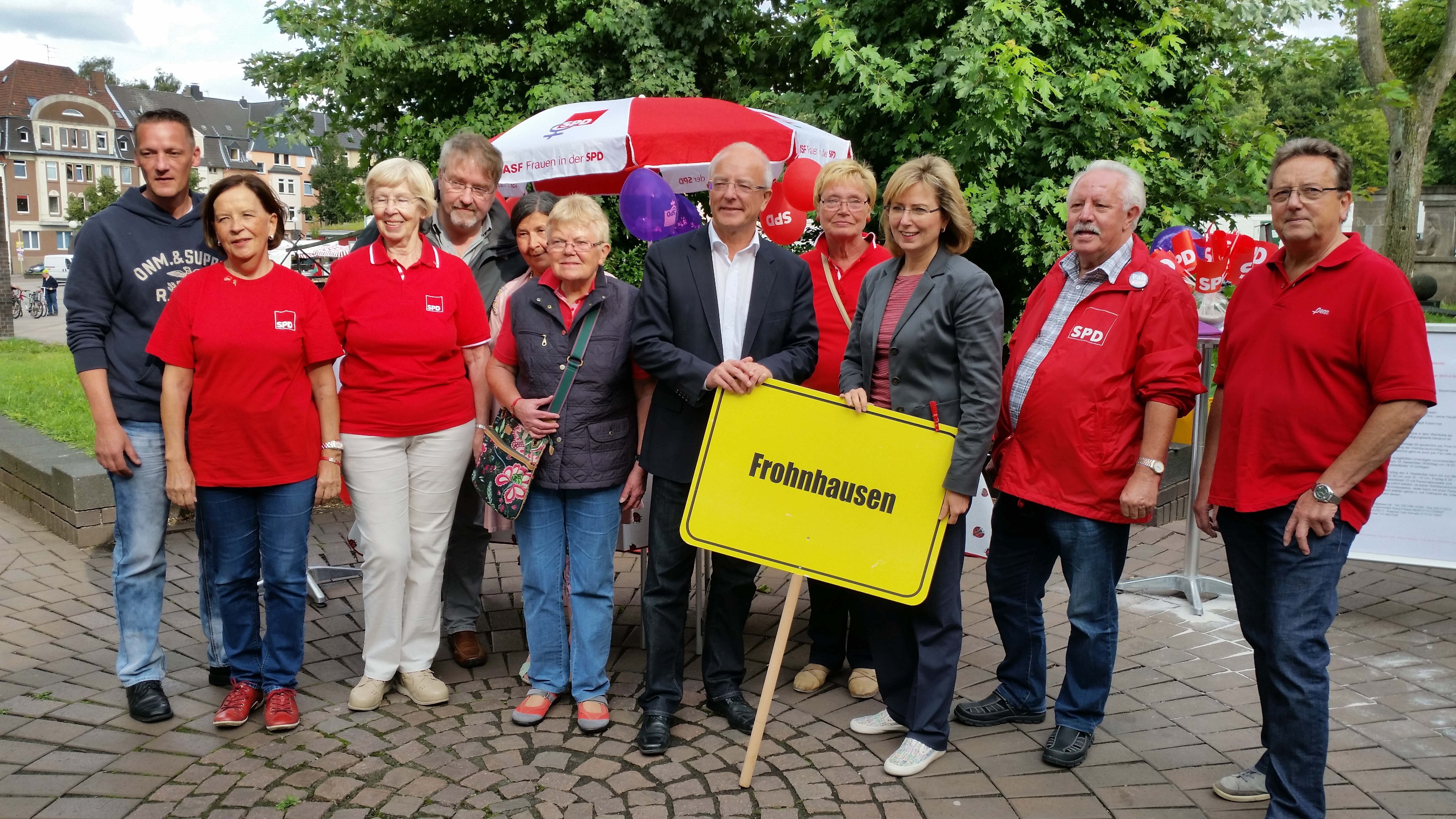 Die Frohnhauser SPD mit OB Reinhard Paß und MdB Petra Hinz am Frohnhauser Markt
