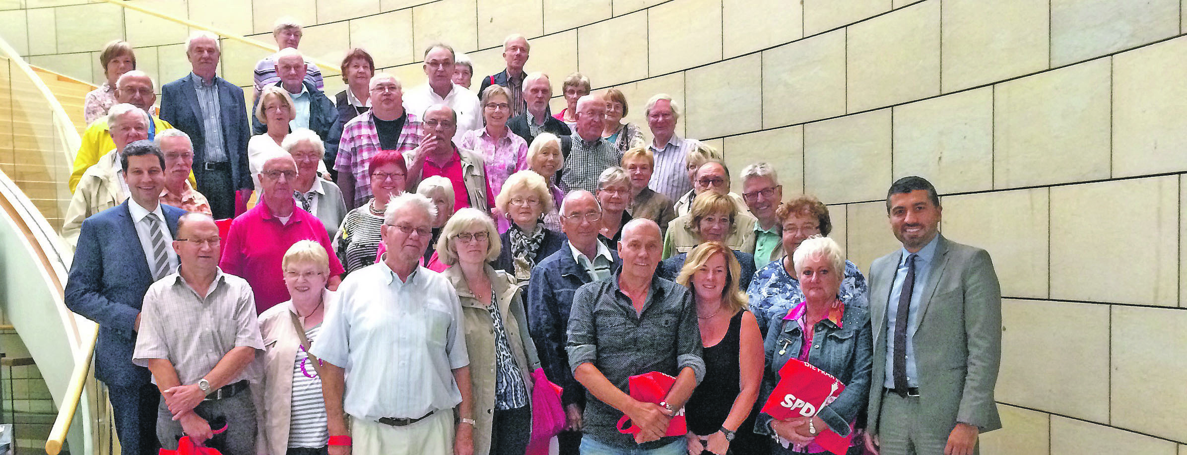 Die Besuchergruppe des Stadtspiegel Wattenscheid mit den Landtagsabgeordneten Serdar Yüksel (r.) und Thomas Eiskirch beim obligatorischen "Treppenfoto"