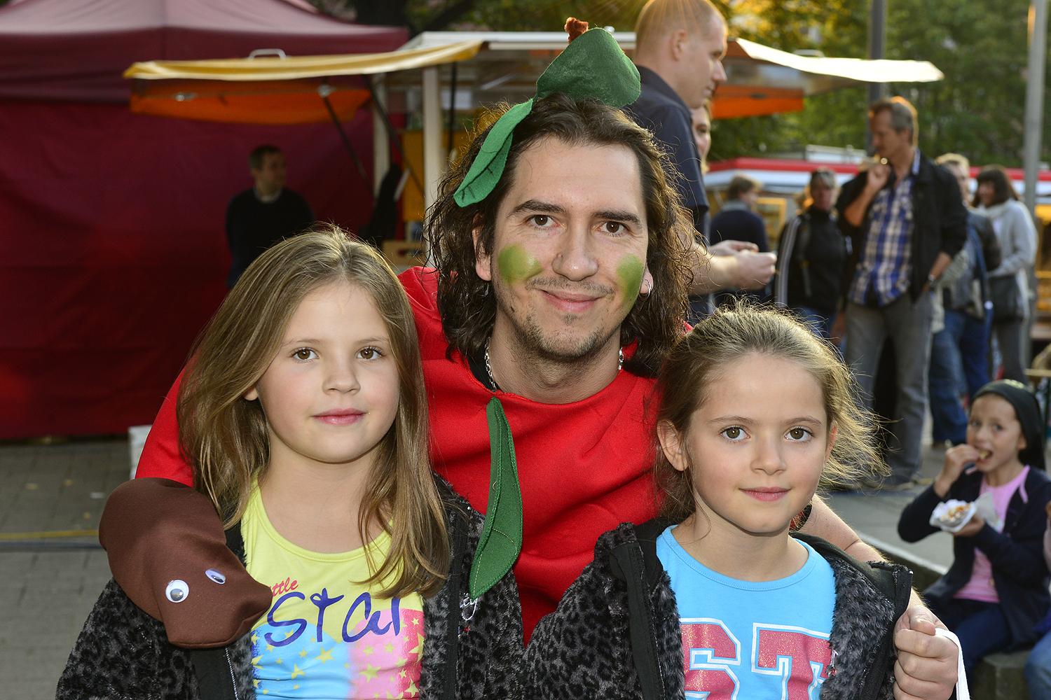 Timo Düngen, Moderator beim Sender REL, löste höchstpersönlich die Wettschuld ein und verteilte einige Beutel Äpfel auf dem Feierabendmarkt in Gladbeck. Foto: Kariger