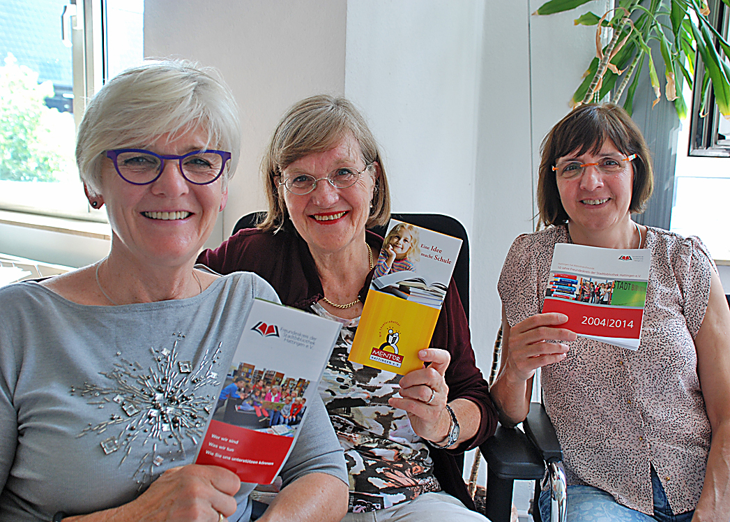 Brigitte Schulz, Jutta Kleinheisterkamp (beide gehören zum Freundeskreis der Stadtbibliothek und zu Mentor) und Rita Gohl (Freundeskreis der Stadtbibliothek, v.l.) liegt das Lesen am Herzen. Sie suchen Leselernhelfer. Foto: Pielorz