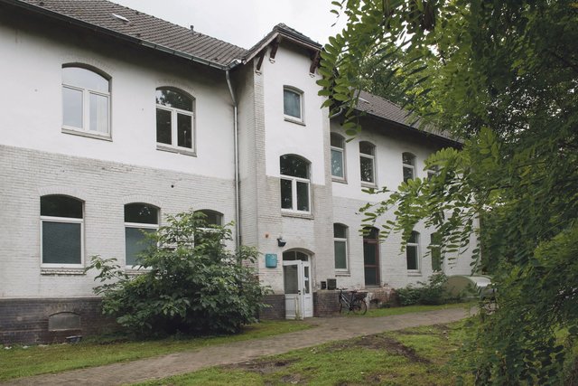 Dieses aktuell ungenutzte Haus 31 auf dem Gelände der LVR-Klinik wird jetzt die Heimat von 80 Flüchtlingen in Langenfeld. Foto: Rolf Schmalzgrüber