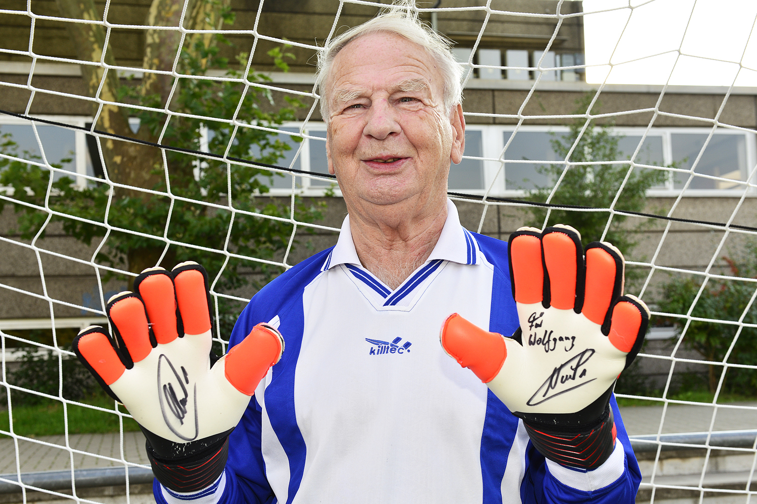 Was lange währt, wird endlich gut: Wolfgang Kaben, Deutschlands ältester noch aktiver Torwart (80 Jahre, Verein SG Preussen Gladbeck) kann sich nun, wenn auch über Umwege, letztendlich vom DFB aus Frankfurt über seine Manuel Neuer-signierten Torwart-Handschuhe freuen, ... als spätes Geburtstagsgeschenk. Foto/Bericht: Kariger