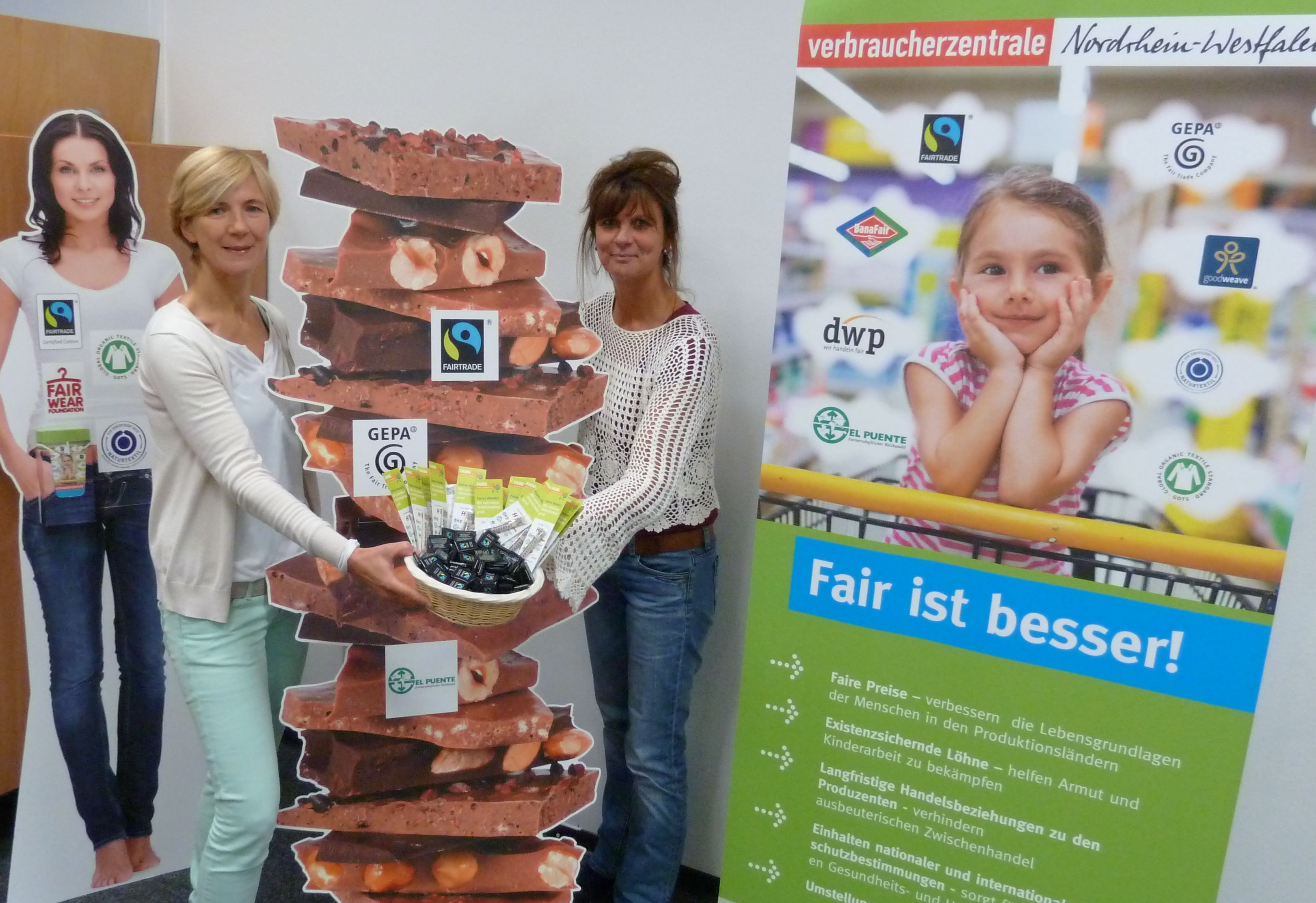 Marion Löhring, Verbraucherberaterin und Kerstin Ramsauer, Umweltberaterin informieren über Faire Produkte